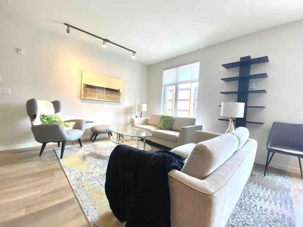 Brand New 3-Bedroom Condo In The Heart Of Sidney Exterior photo