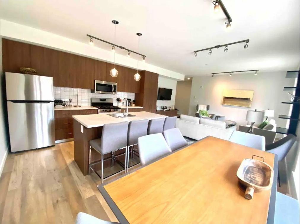 Brand New 3-Bedroom Condo In The Heart Of Sidney Exterior photo