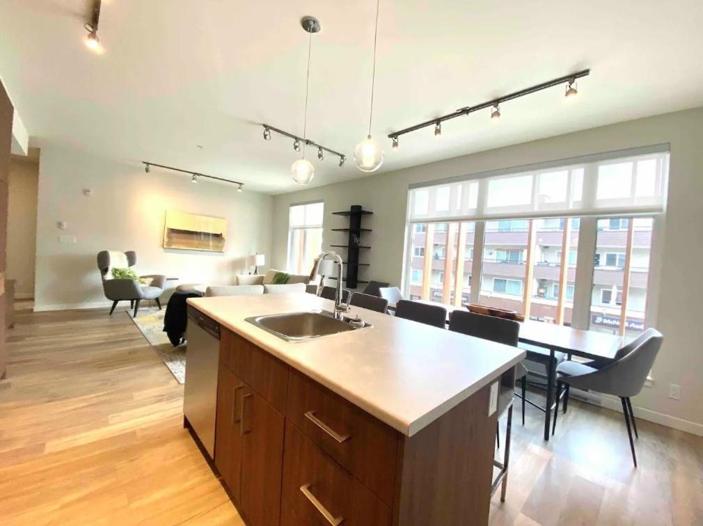 Brand New 3-Bedroom Condo In The Heart Of Sidney Exterior photo