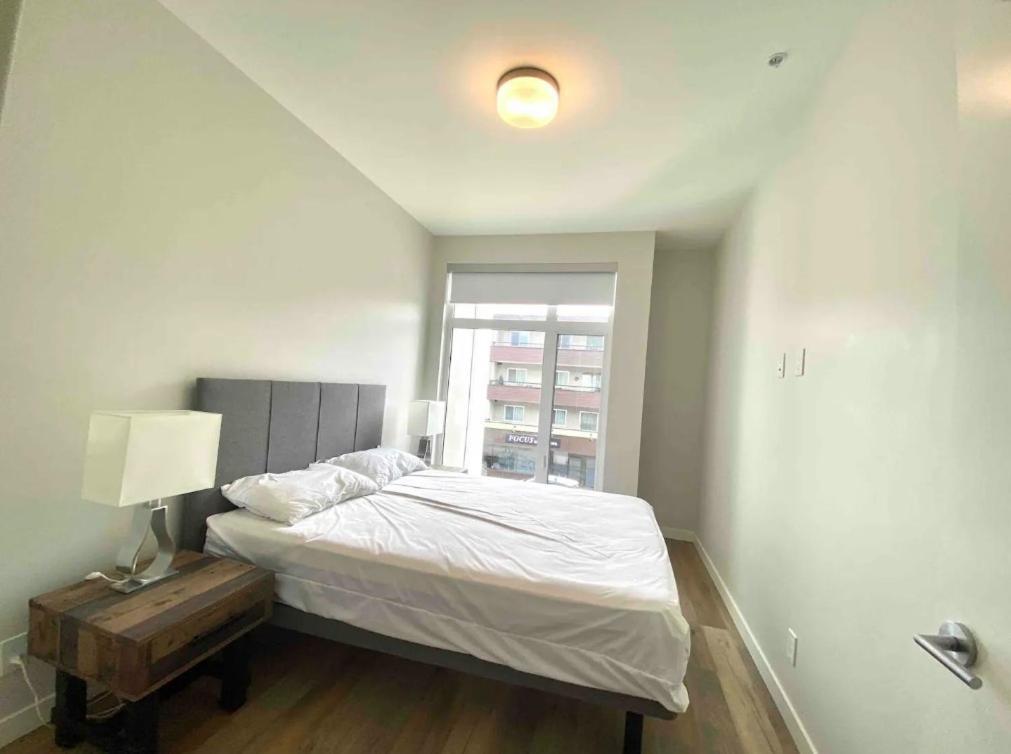 Brand New 3-Bedroom Condo In The Heart Of Sidney Exterior photo