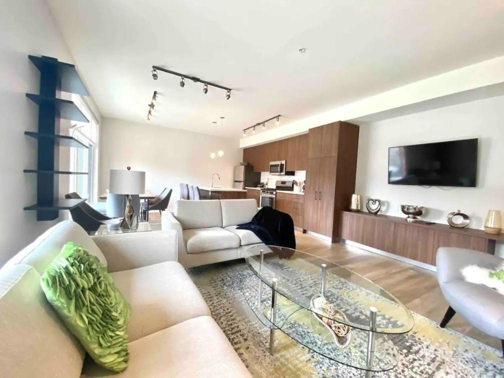 Brand New 3-Bedroom Condo In The Heart Of Sidney Exterior photo