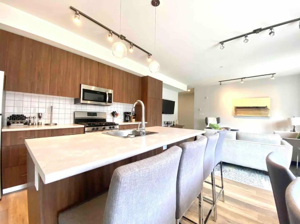 Brand New 3-Bedroom Condo In The Heart Of Sidney Exterior photo